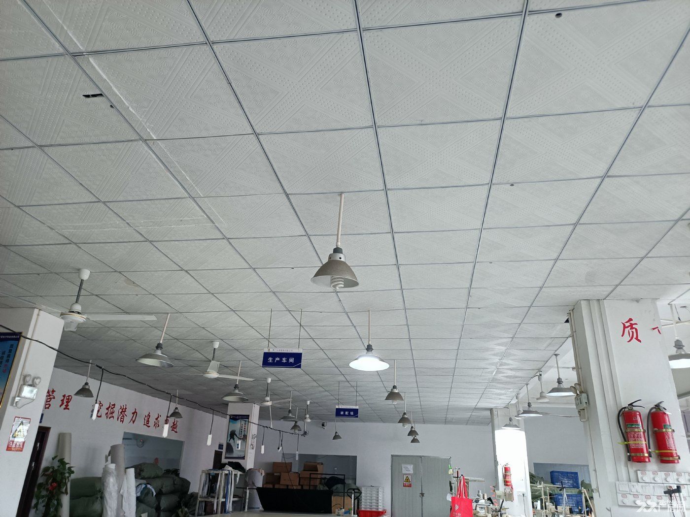 转让湖里殿前寨上工业园标准厂房二楼 服装厂 可注册 2吨大货梯